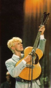 2001-07TotalGuitar-BowiewithEccleshall12-string